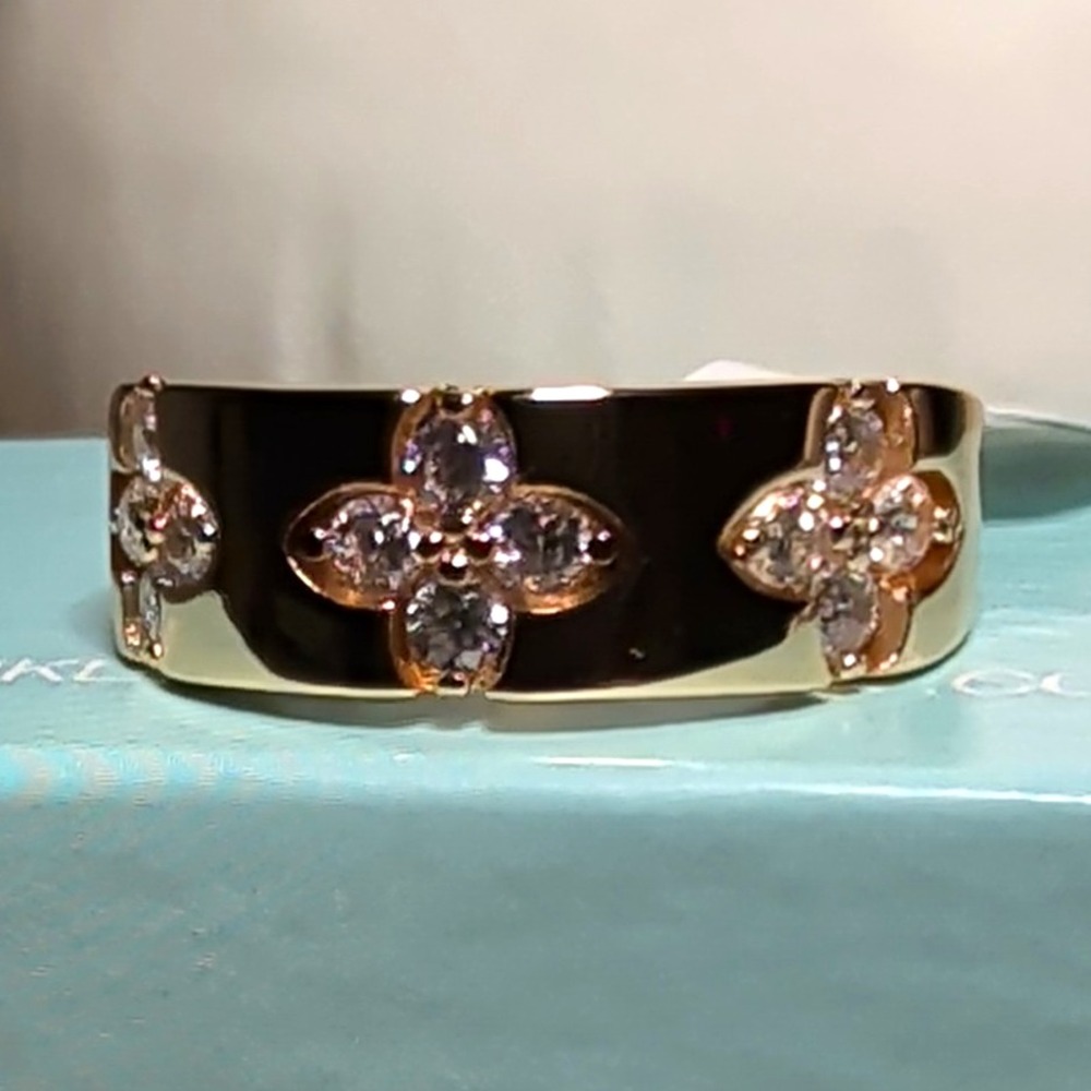 Park Lane Band Ring Size 8 Gold Tone Wide Band Clover Clear Crystal